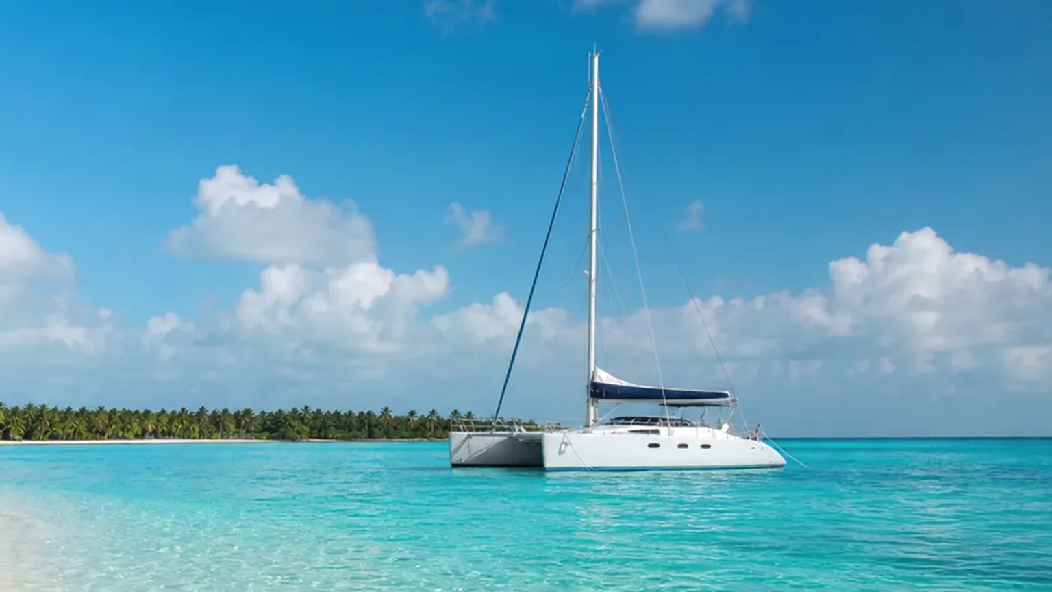 Cena fotográfica de catamaran em água turquesa para atividades em Punta Cana.