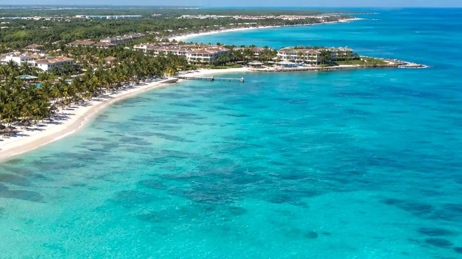 Vista fotográfica de praia e mar turquesa em Punta Cana para contextualizar viagem de casal.