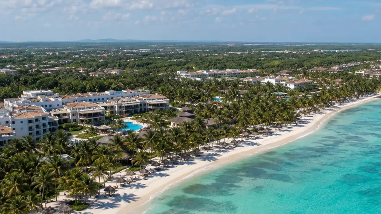 Vista fotográfica da costa de Bávaro com resorts, praia e mar azul em Punta Cana.