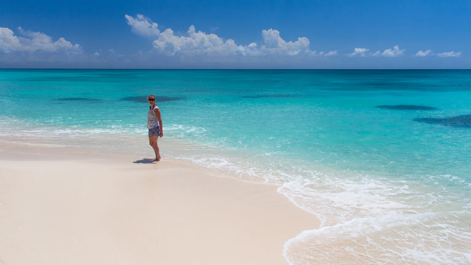 Praia tropical ligada a Saona para comparar Bayahibe e Punta Cana como bases de viagem.