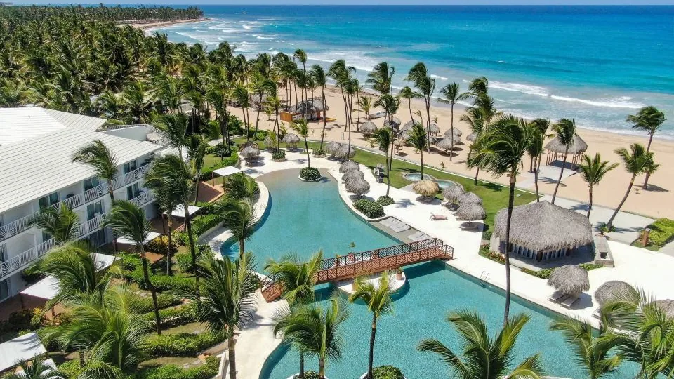Vista real do Excellence Punta Cana, com piscina, praia e edifícios do resort em Uvero Alto.