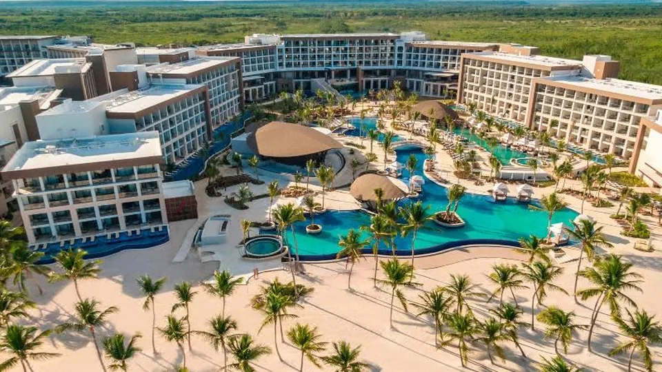Vista real do Hyatt Ziva Cap Cana, com praia, piscinas e edifícios do resort.