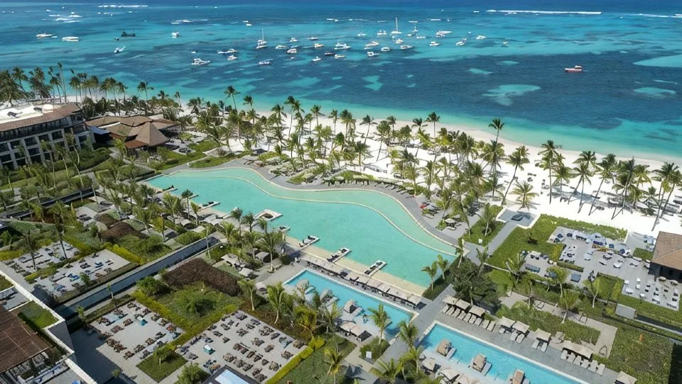 Vista real do Lopesan Costa Bávaro, com piscinas, resort e mar de Bávaro.