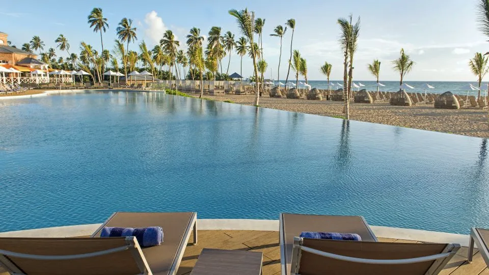 Vista real do Nickelodeon Hotels & Resorts Punta Cana, com piscina e zona de resort tropical.